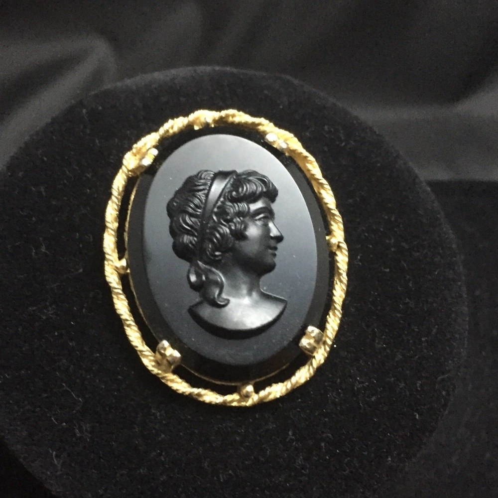 Vintage Cameo Brooch - Picture 1 of 5